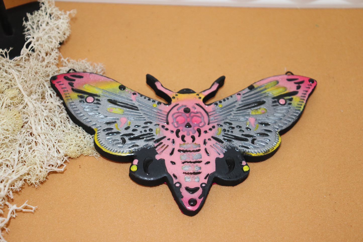 Wanddekoration, Pinke Motte - Evy