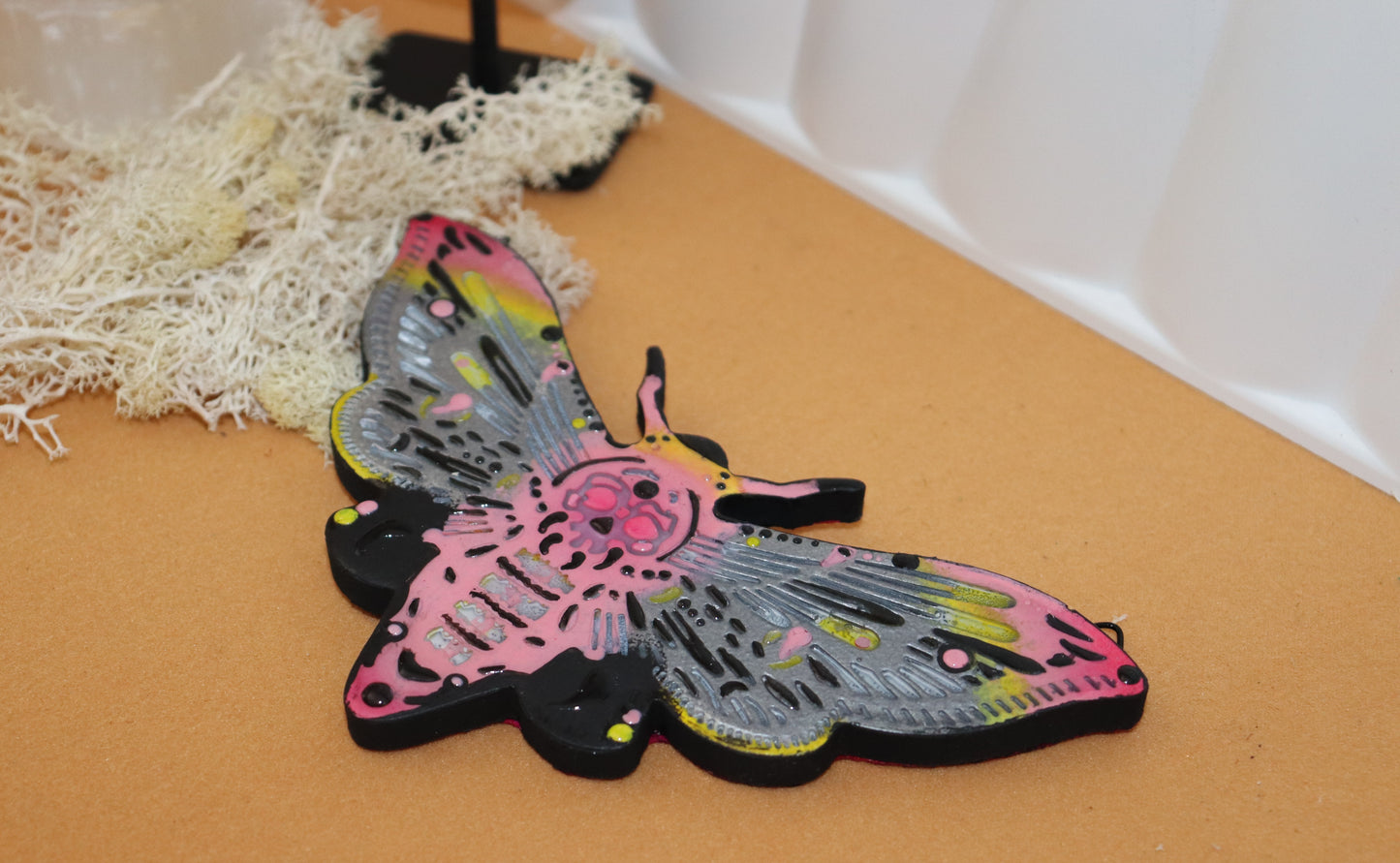 Wanddekoration, Pinke Motte - Evy