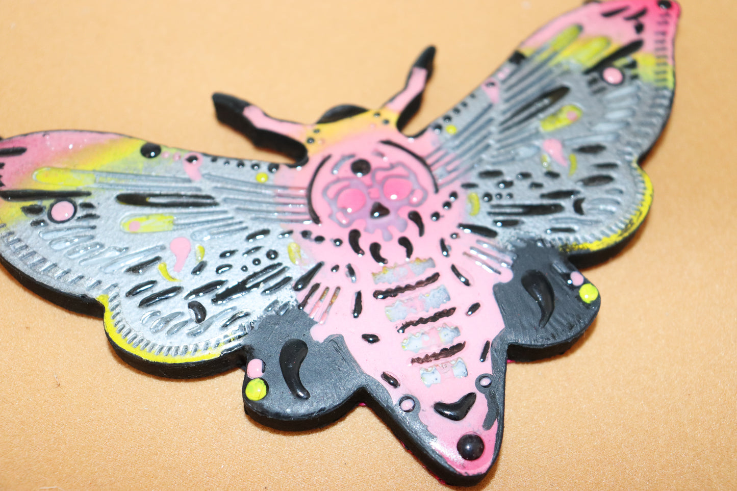 Wanddekoration, Pinke Motte - Evy