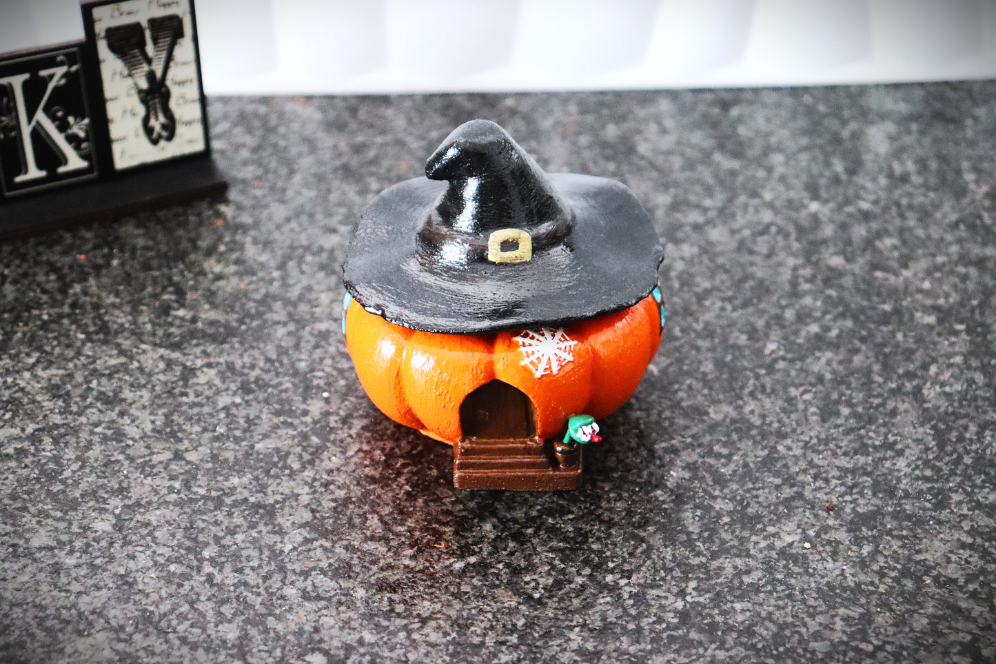 Kürbishaus, handgemachte Kürbisschale mit abnehmbaren Hexenhut