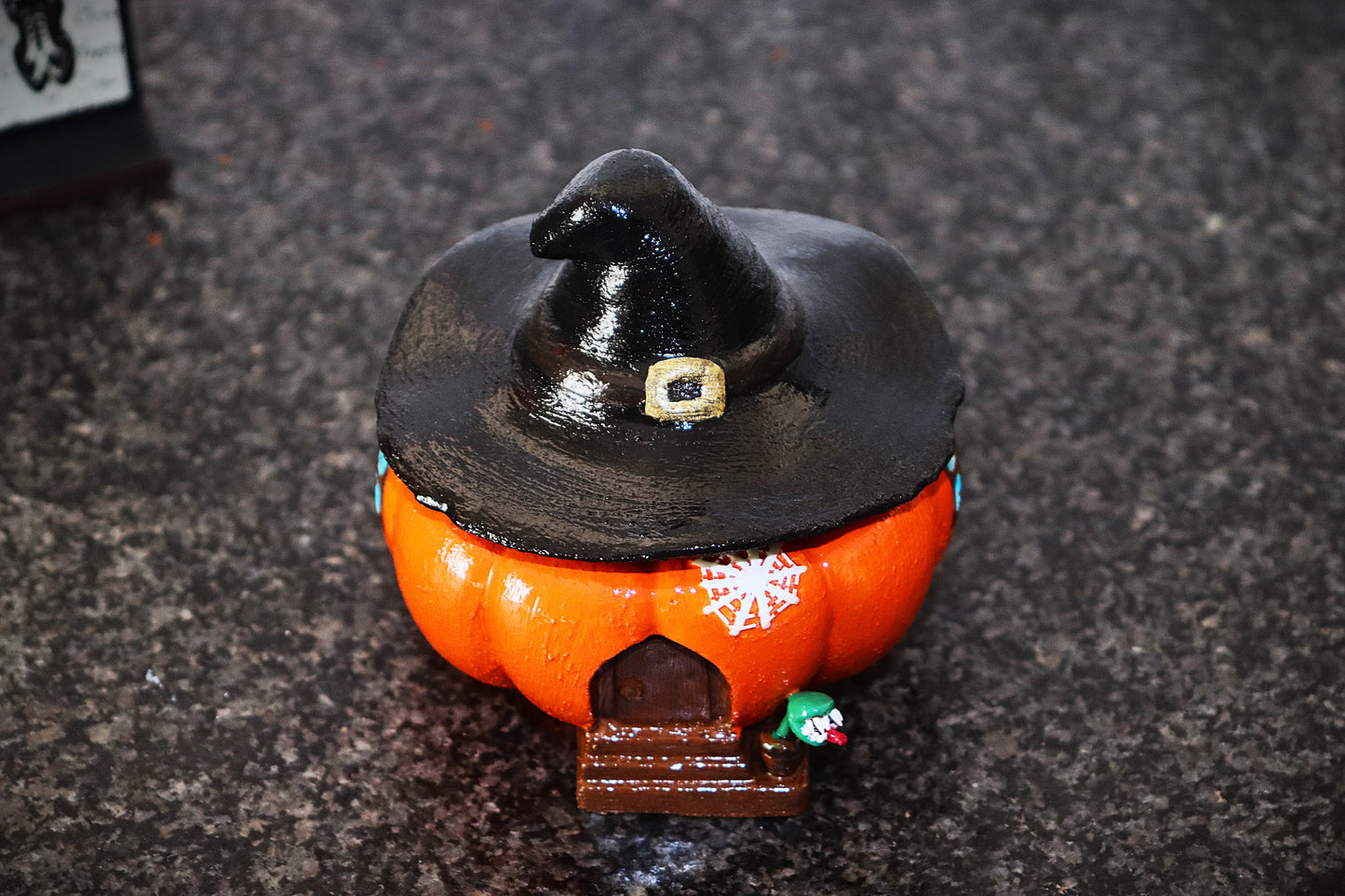 Kürbishaus, handgemachte Kürbisschale mit abnehmbaren Hexenhut