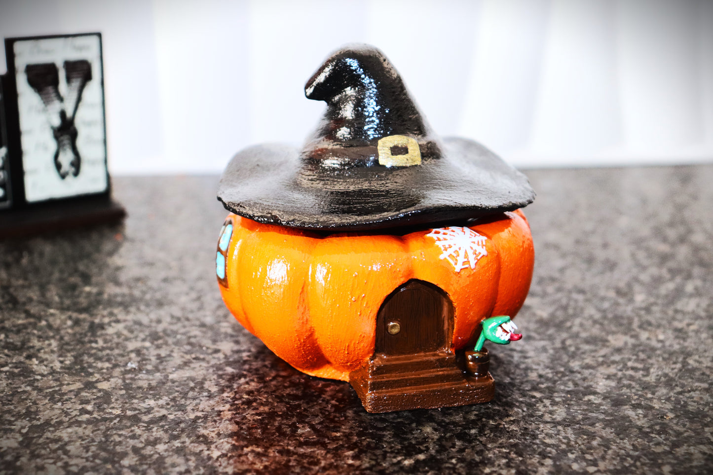 Kürbishaus, handgemachte Kürbisschale mit abnehmbaren Hexenhut
