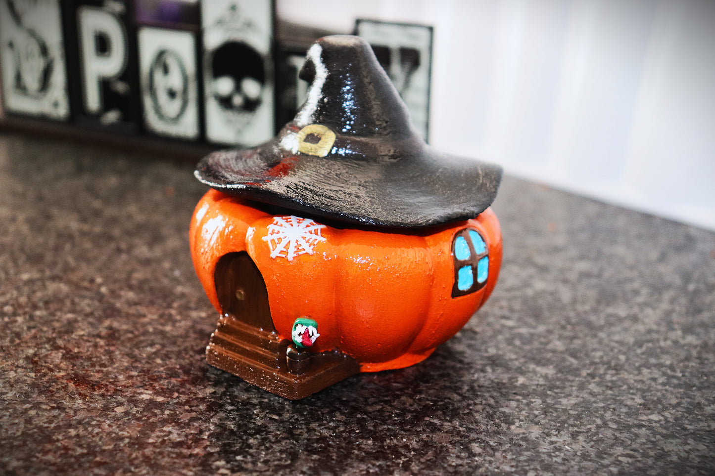 Kürbishaus, handgemachte Kürbisschale mit abnehmbaren Hexenhut