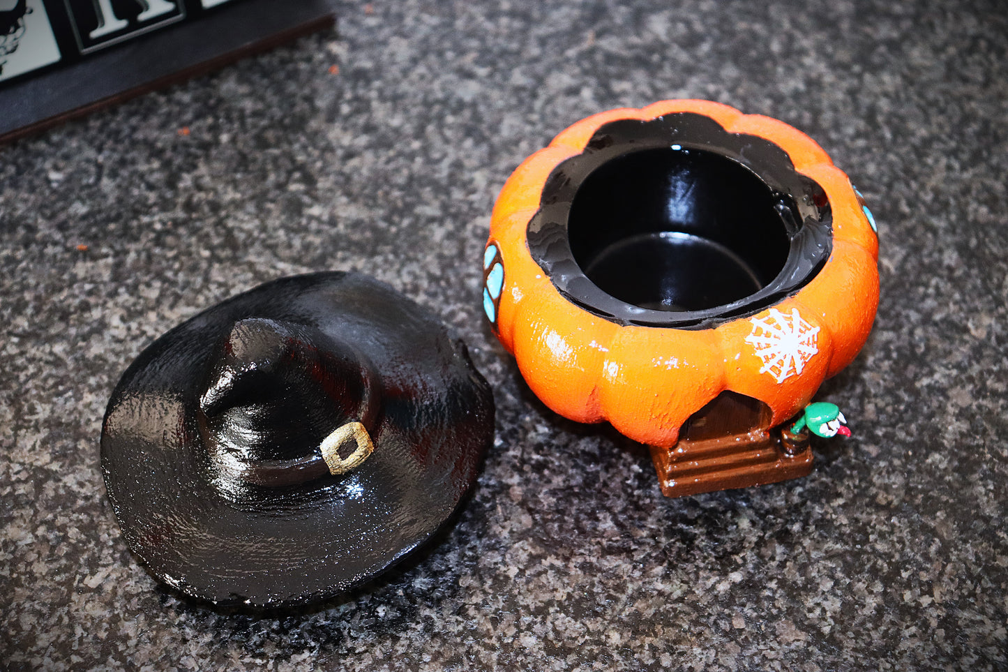 Kürbishaus, handgemachte Kürbisschale mit abnehmbaren Hexenhut