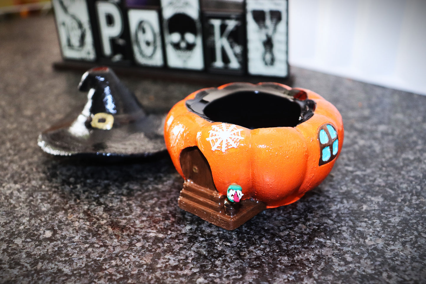 Kürbishaus, handgemachte Kürbisschale mit abnehmbaren Hexenhut