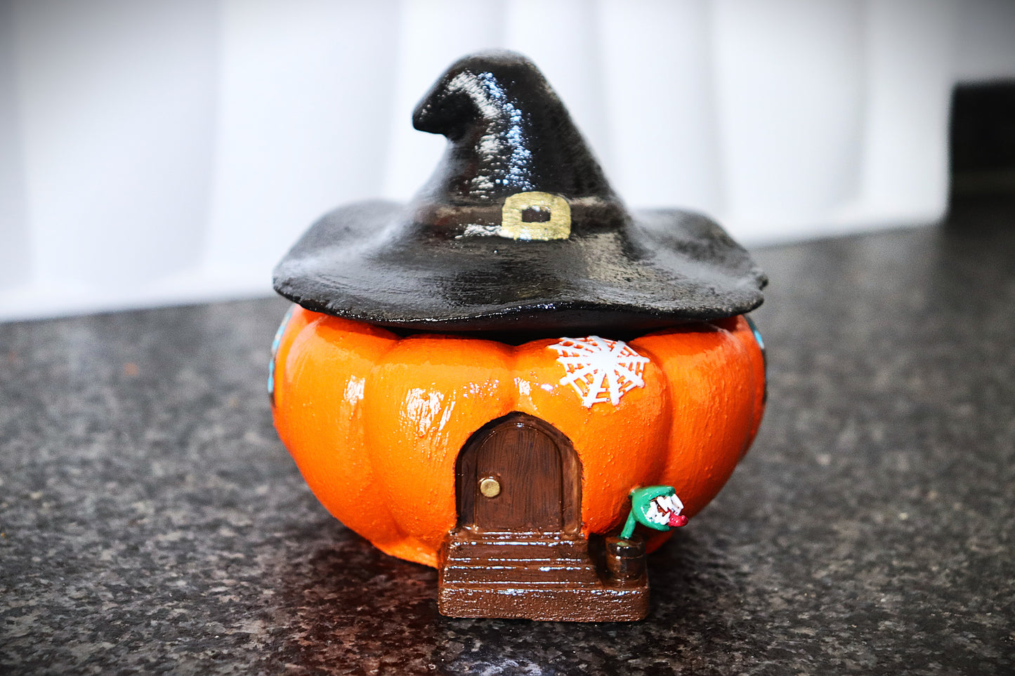Kürbishaus, handgemachte Kürbisschale mit abnehmbaren Hexenhut